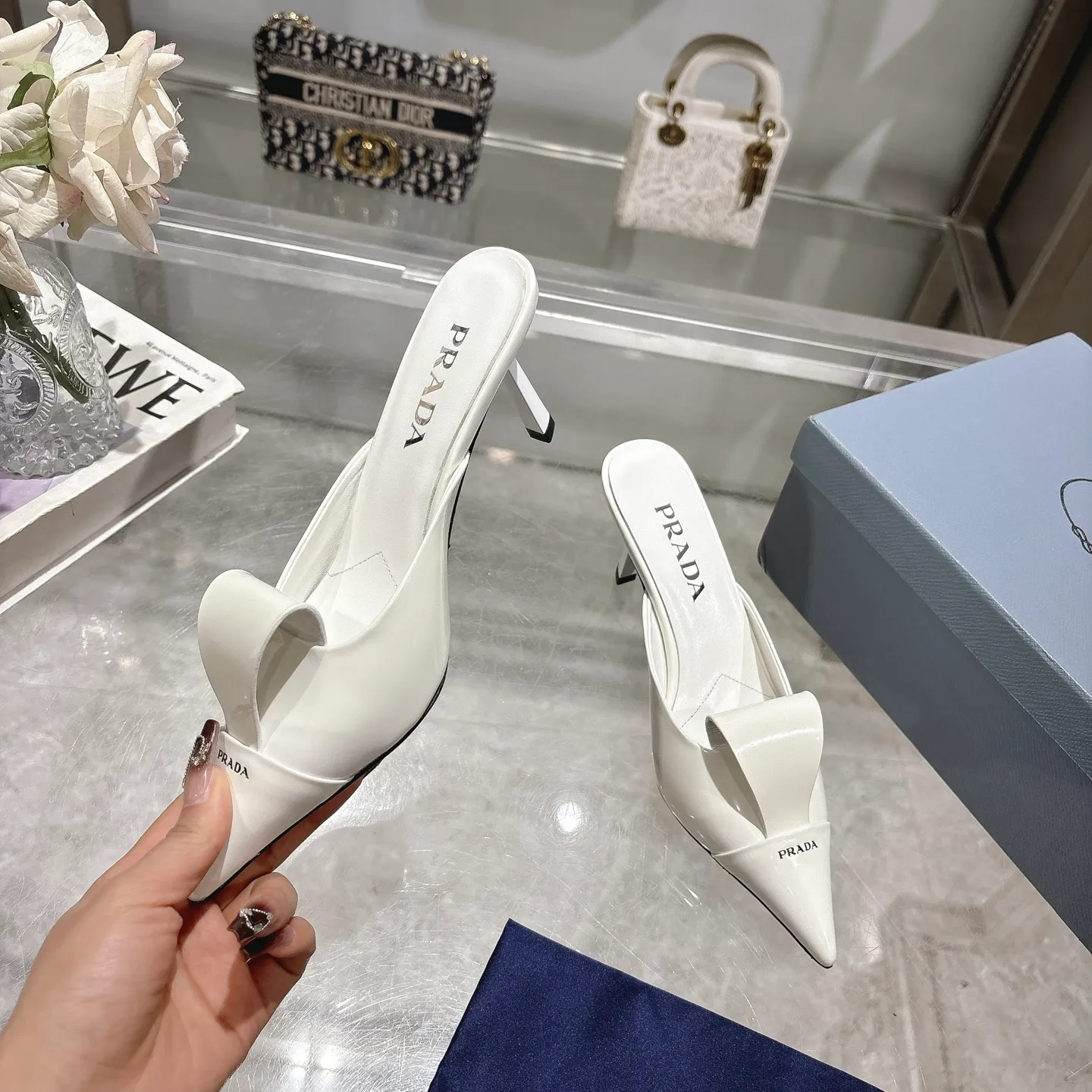👟👟Ex-factory price 540👟👟 PRADA* Prada 25ss spring and summer new Mary Jane pointed-toe high-heeled shoes fashion shoes. Purchased from the original version and developed 1:1, perfect details, comfortable on the feet, can be matched with beautiful spring and summer clothes, exquisite and durable 🤩 ✔Upper: original open edge beaded cowhide ✔Inner lining: sheepskin ✔Outsole: Italian leather outsole ✔Heel height: 5.5cm, 7.5cm ✔Number of yards: 35-40 (41 can be customized and non-refundable) ✔Packaging: original full set of packaging